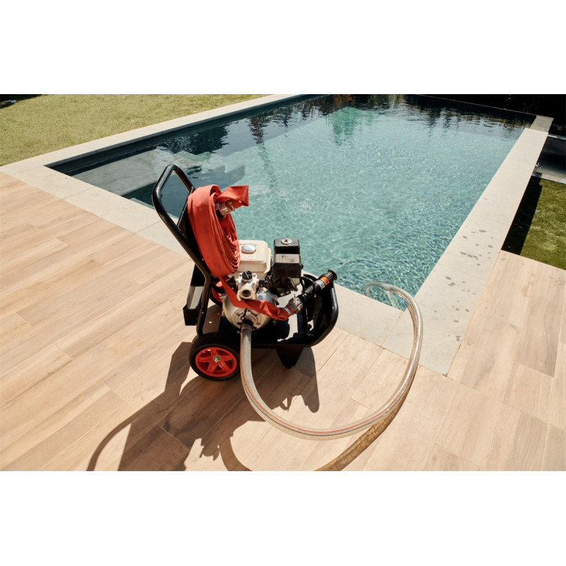 Image du PoolSam au bord d'une piscine.