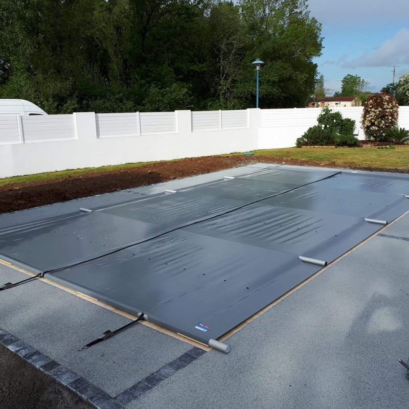 Bâche à barres posé de coloris gris.