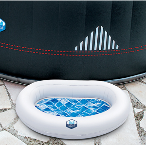 Image du bassin rince pied à côté d'un spa.