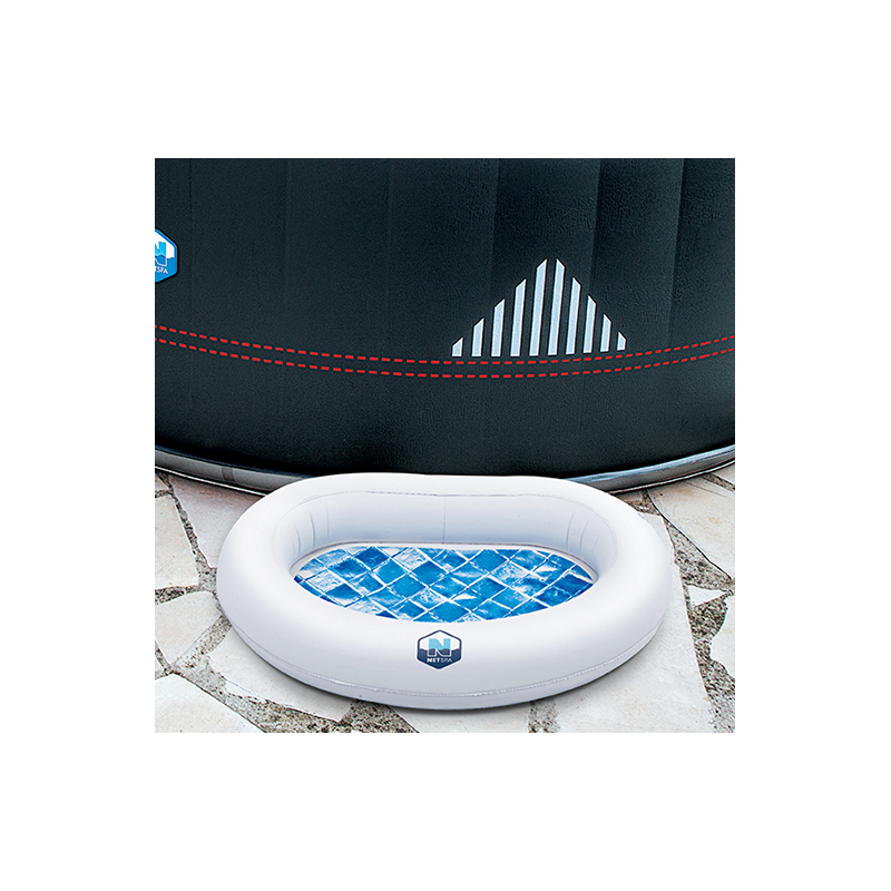 Image du bassin rince pied à côté d'un spa.